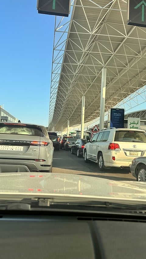 تعطّل الخدمات الإلكترونية في البحرين يؤدي لازدحام في جسر الملك فهد