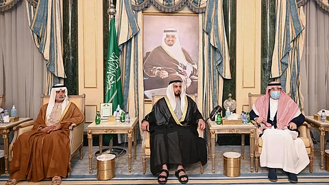 ممثل رئيس دولة الإمارات يُقدِّم واجب العزاء في وفاة الأمير محمد بن فهد