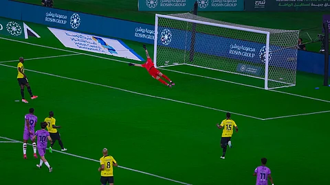 الاتحاد يواصل مطاردة الهلال.. ويطفئ لهب الخلود برباعية