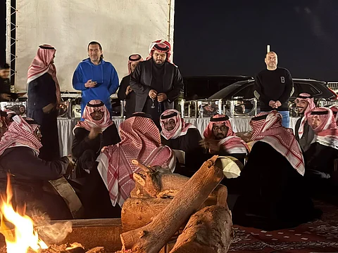 بالصور.. بهجة وأجواء كرنفالية في احتفال "العربية لخدمات المسافرين" بشركائها بحضور العرضة والسامري بقلب صحراء الرياض