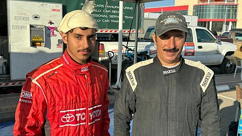 الملاح الصغير مشعل الجوعان برفقة والده خلف خلال مشاركتهما في رالي حائل