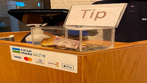 جدل "البقشيش" في المحال يتصاعد وخشية من تفشيه .. ومعارضون : "يجعل العامل يميز بين الزبائن"