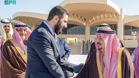 الرئيس السوري يغادر الرياض وفي مقدمة مودعيه أمير المنطقة