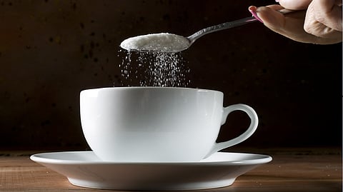 هل السكر مع القهوة يغير ساعتك البيولوجية؟... دراسة تكشف تأثير الكافيين والمحليات