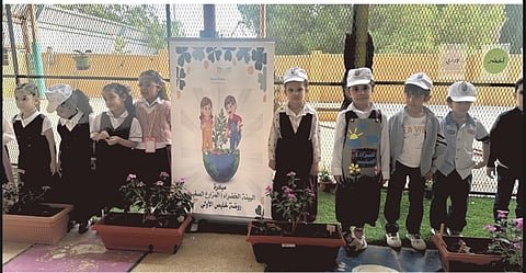 بالصور.. "بيئة خليص" تنفذ مبادرة تشجير (900) شتلة متنوعة بمدارس المحافظة