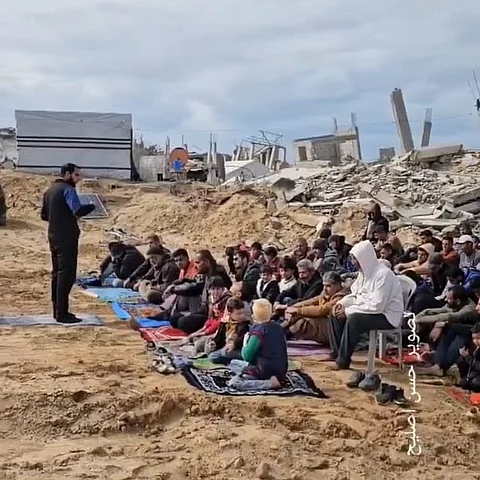 بالفيديو: فوق ركام المساجد.. هكذا أدى سكان غزة صلاة الجمعة