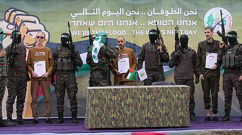 "حماس" تسلّم الأسرى الإسرائيليين الثلاثة للصليب الأحمر وسط قطاع غزة