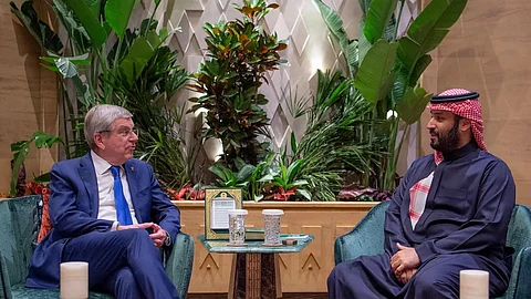 ولي العهد يستقبل رئيس اللجنة الأولمبية الدولية ويستعرض معه أوجه التعاون الثنائي