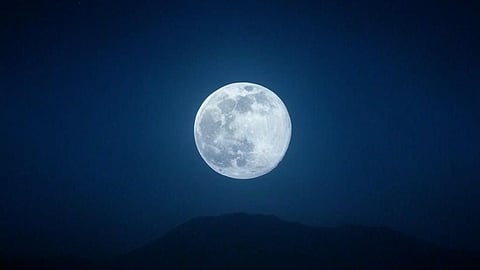 "القمر الثلجي" يُلهم سماء المدينة المنورة.. غدًا