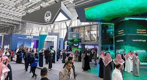 تستخدم في بوابات الأمن ونقاط التفتيش.. "الداخلية" تستعرض الخوذة الذكية