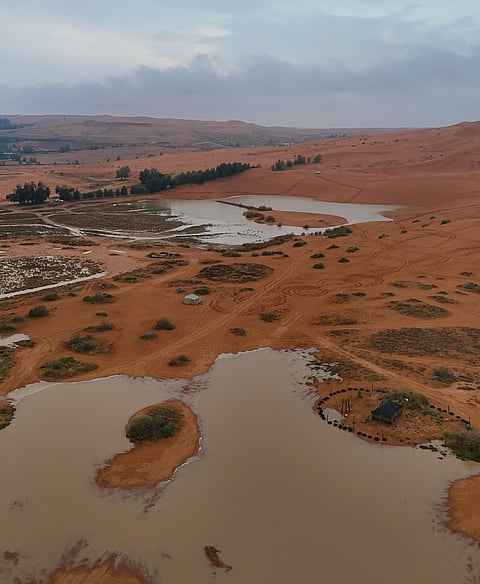شاهد.. أمطار البارحة تُجري الأودية بالزلفي والأرطاوية شمال منطقة الرياض