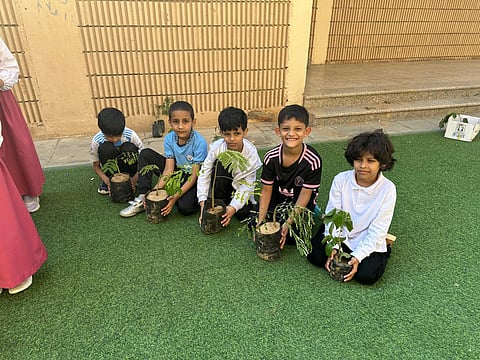 "بيئة الليث" تنفذ مبادرة لتشجير مدرسة الميمونة بنت الحارث الابتدائية