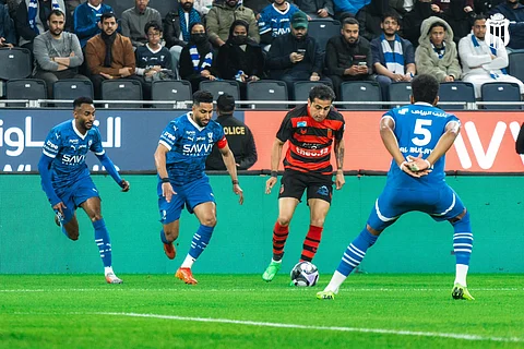 الرياض يحرج الهلال ويفرض عليه التعادل