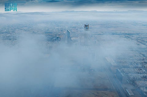 شاهد.. الضباب يُخيّم على سماء العاصمة