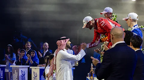 "الفيصل" يُتوِّج البريطاني "رولاند" بلقب الجولة الرابعة من سباق جدة فورمولا إي بري 2025