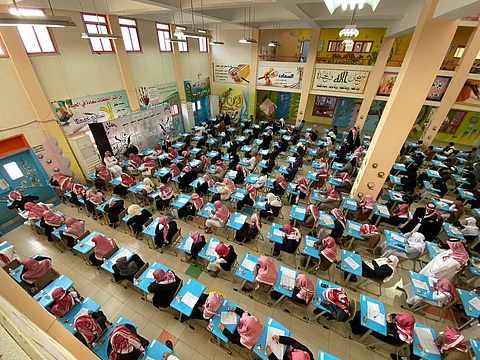 شاهد.. 200 ألف طالب وطالبة يؤدون اختبارات نهاية الفصل في 1400 مدرسة بالطائف