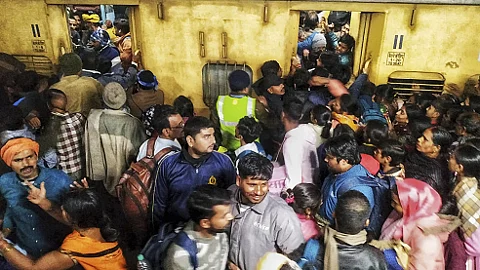 في حادث متكرر.. مصرع 18 شخصًا على الأقل في تدافع بمحطة قطارات بالهند