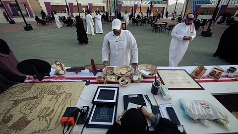 شاهد.. إبداعات "شريفة الشيخ" في الخط العربي تُبهر زوَّار "معرض جازان للكتاب"