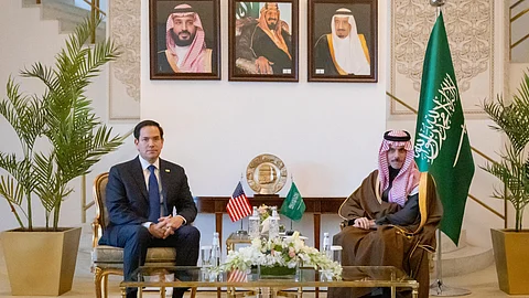 وزير الخارجية ونظيره الأمريكي يبحثان المستجدات الإقليمية والدولية والجهود المبذولة بشأنها