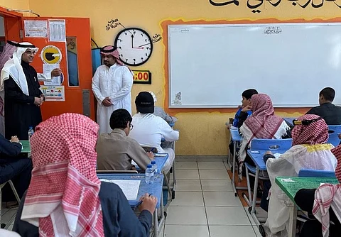 "مدير تعليم الطائف" يتفقد سير اختبارات الفصل الدراسي الثاني وسط بيئة تربوية مطمئنة