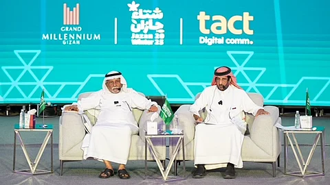 البحر والموهبة تصنع الهوية .. إبراهيم مفتاح يستحضر ذكرياته الشعرية بمعرض جازان للكتاب