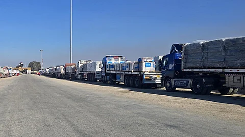 بينها 23 شاحنة وقود وغاز... إدخال 290 شاحنة مساعدات إنسانية وإغاثية إلى قطاع غزة