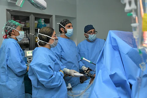 فريق طبي بالدمام يُجري العملية العاشرة من نوعها لعمليات "ويبل" الضخمة بالمنظار