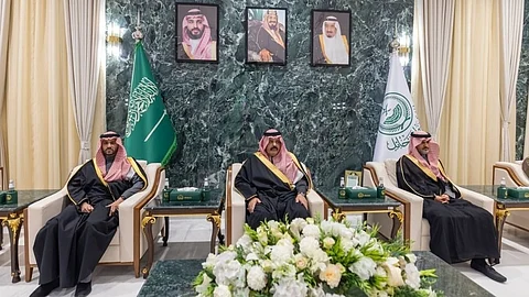 خلال حفل توقيع اتفاقيات الاستثمار الصحي والصحة السكانية.. أمير حائل يُدشِّن مبادرة "حائل آمنة"