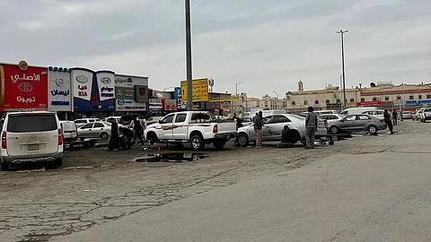 "سبق" ترصد.. عمالة سائبة تمارس صيانة المركبات عشوائيًا في صناعية النسيم