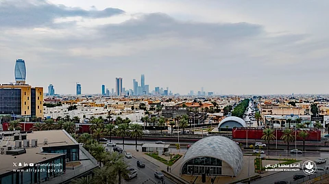شاهد الرياض تحت قطرات المطر.. لوحة ساحرة تأسر القلوب وتنثر البهجة