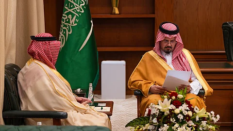 أمير المدينة يؤكد حرص القيادة على تطوير خدمات المواطنين ووصول مشاريع التنمية للجميع
