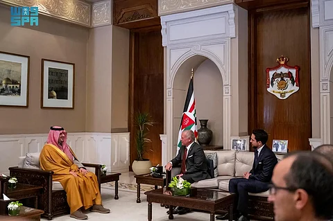 بتوجيه من القيادة.. الأمير عبدالعزيز بن سعود يلتقي ملك الأردن