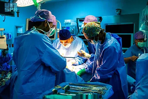 إنجاز نوعي.. "التخصصي" ينقذ ساق طفل من البتر بعد استئصال ورم عظمي خبيث