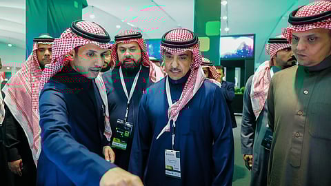 وزير الإعلام سلمان الدوسري  خلال اطلاعه على منصة رتم