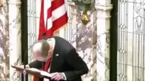 سقط نائب الحاكم على وجهه