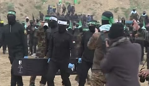 مراسم تسليم جثامين الأسرى الأربعة للصليب الأحمر بخان يونس