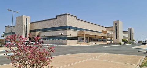 تعاني ألماً مزمناً نتيجة ورم في المبيض الأيمن.. إنهاء معاناة سيدة من ورم يزن 700 جرام بمستشفى خيبر