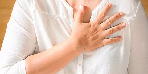 الدكتور النمر: ألم الصدر المتغيّر مع التقلب على السرير غالبًا عضلي وليس قلبيًا