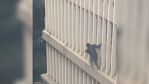 لحظة هروب الشاب من محكمة في جنوب أفريقيا