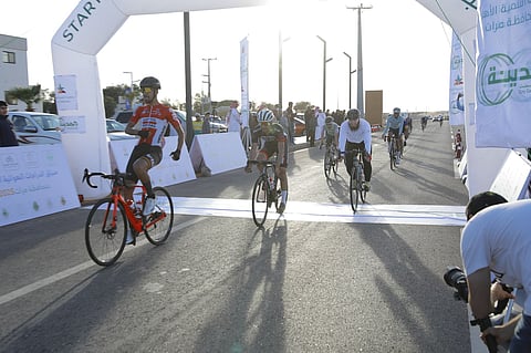 تتويج الفائزين في سباق مرات للدراجات بمشاركة أكثر من ٢٠٠ متسابق ومتسابقة