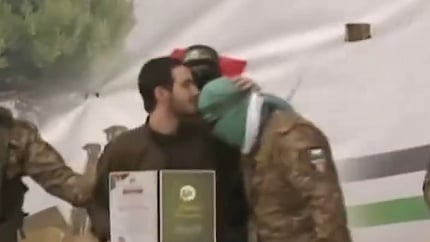 شاهد.. أحد الأسرى الإسرائيليين يقبل رأس مقاتلي القسام