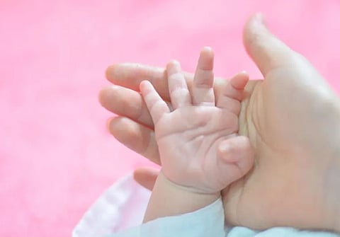 من الحنان إلى قوة المناعة.. طبيب متخصص : 8 فوائد لتدليك يدي المولود وجسمه يوميًا