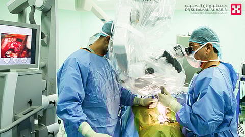 مستشفى الدكتور سليمان الحبيب بالقصيم يجري عملية تصحيحية بالعمود الفقري تنقذ رجلاً من الشلل الرباعي