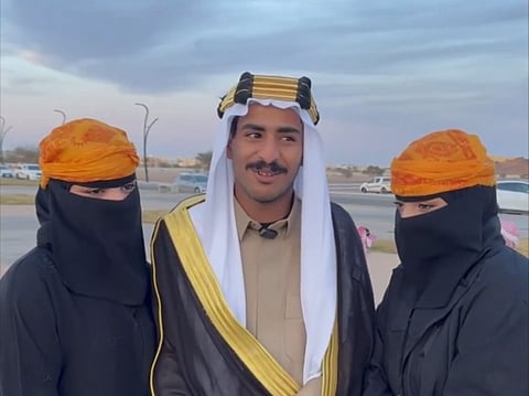 شاهد بالفيديو.. مواطن يحتفل بزفافه على أنغام يوم التأسيس وتراث الأجداد