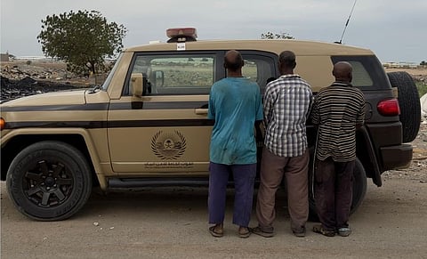 قوات الأمن البيئي تضبط 3 مقيمين لتلويثهم البيئة بحرق مخلفات عشوائية في مكة