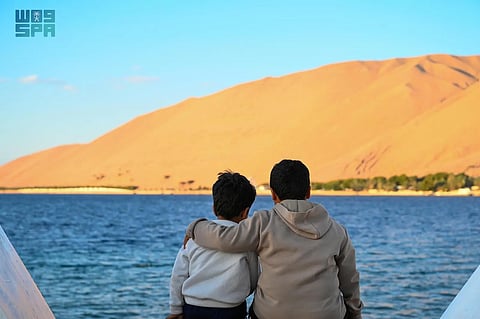 "متنزه النخيل" بحقل.. نسائم البحر وسط واحة غناء بإطلالات ساحرة