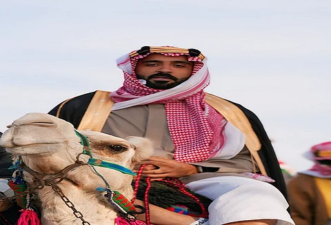 شاهد.. رئيس بلدية ضباء يقود مسيرة الهجانة ممتطياً الهجن في احتفالات يوم التأسيس