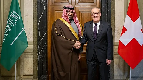 فيصل الإبراهيم خلال لقائه رئيس دائرة الشؤون الاقتصادية السويسرية جاي بيرنارد بارمالين
