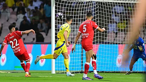 لحظة تسجيل كريستيانو رونالدو لاعب النصر هدف في مرمى الوحدة