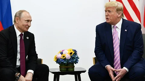 تحركات دبلوماسية مكثفة بين واشنطن وموسكو.. ومحادثات الخبراء تُمهِد للقاء "ترامب" و"بوتين"